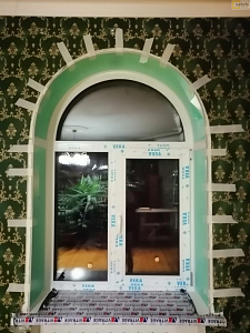 арочные окна из пластика в доме